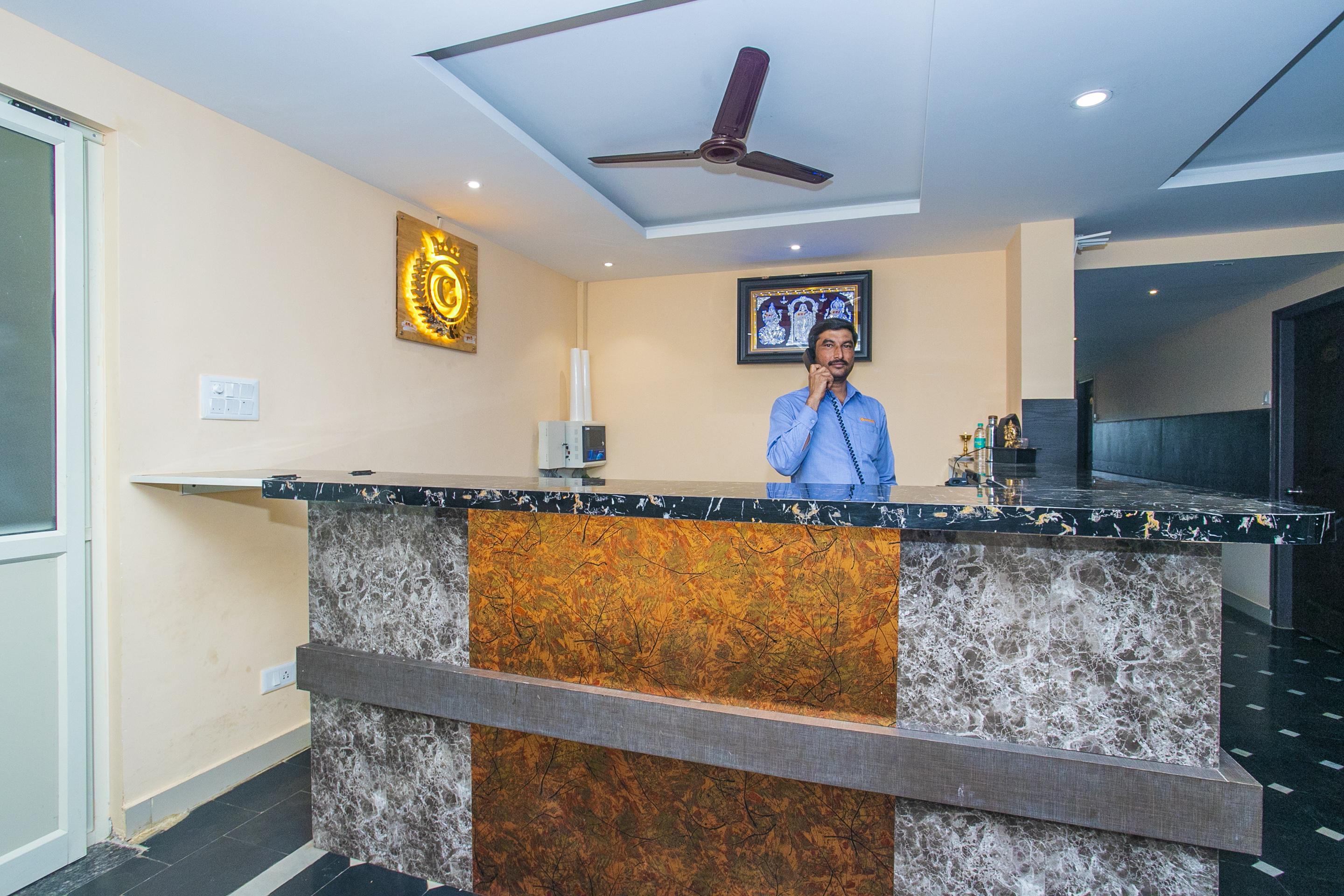 Oyo 22837 Chairmen'S Hotel Bangalore Extérieur photo