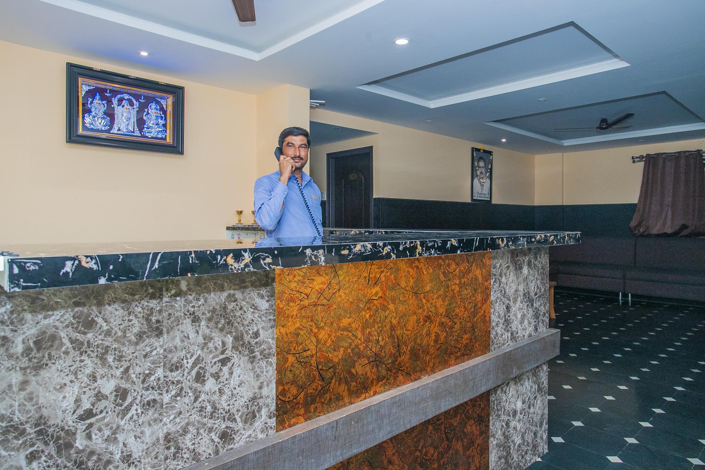 Oyo 22837 Chairmen'S Hotel Bangalore Extérieur photo